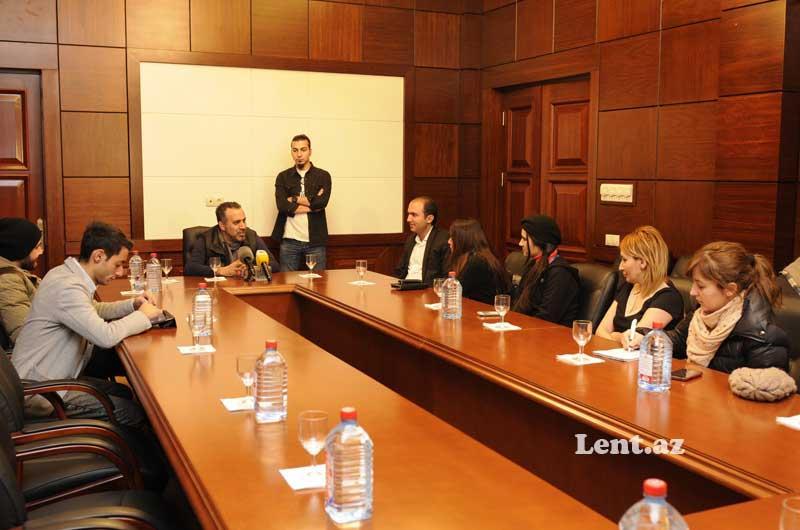 Məşhur türk müğənni Bakıya gəlib - FOTO