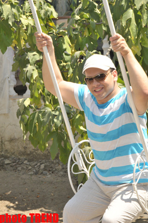 Samuray papağı, meyvəli bağ və ya müğənni Murad Sadıxın rəngarəng yay istirahəti - FOTOSESSİYA