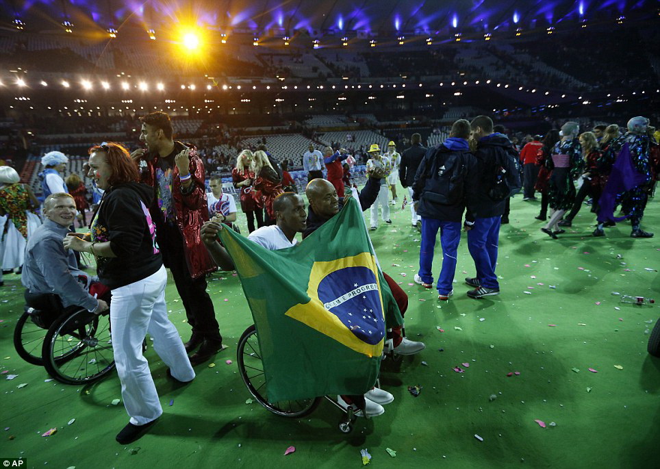 Paralimpiada-2012 başa çatdı: Londonda alov festivalı - FOTO