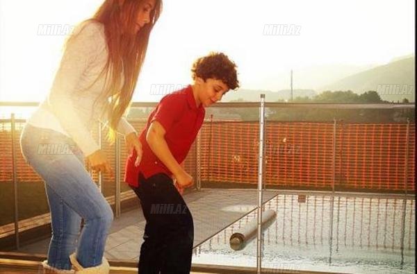 Fabreqasın oğulluğu Messinin sevgilisinə futbol öyrədir - FOTO