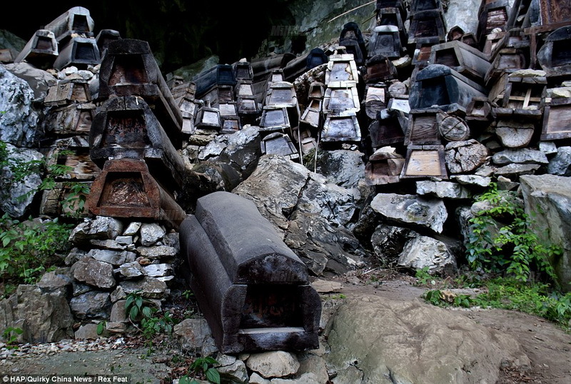 Ən əcaib qəbristanlıq: ölülər mağarada, üzüaşağı - FOTO