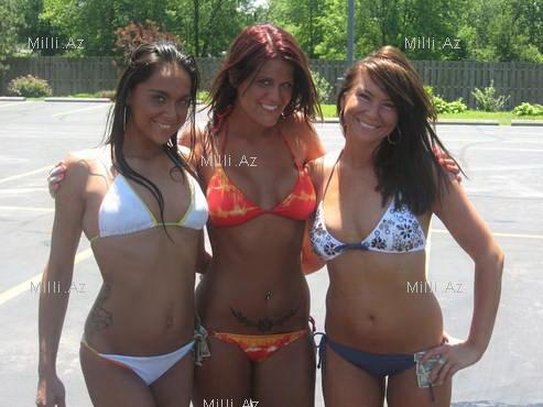 Soyunub maşın yuyan xanımlar - FOTO