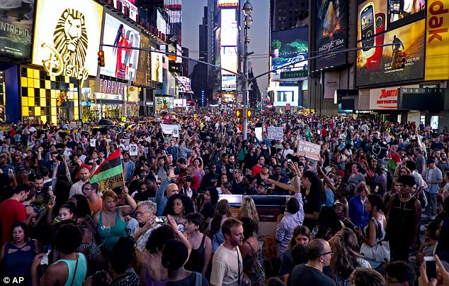 Amerika faciəsi: polis onu güllələdi, ölkəni lərzəyə gətirdi - FOTO
