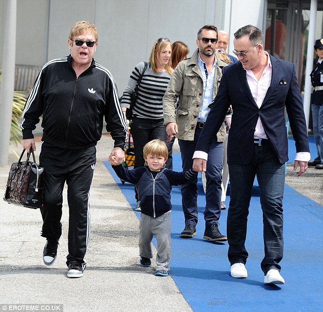 Elton Con əri və uşaqları ilə istirahətdə - FOTO