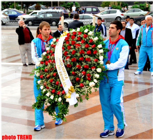Azərbaycan paralimpiyaçıları ümummilli lider Heydər Əliyevin abidəsini ziyarət ediblər - YENİLƏNİB - FOTO