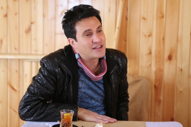Azərbaycanlı müğənni: "Qadın məni elə erotik şəkildə masaj etdi ki, lap utandım" - FOTOSESSİYA
