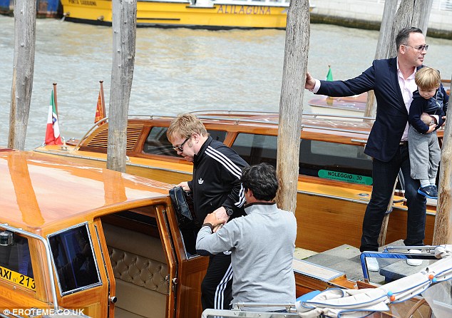Elton Con əri və uşaqları ilə istirahətdə - FOTO