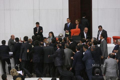 Türk millət vəkilləri yumruqlaşdılar, söyüşdülər - FOTO