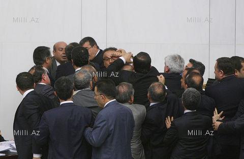 Türk millət vəkilləri yumruqlaşdılar, söyüşdülər - FOTO