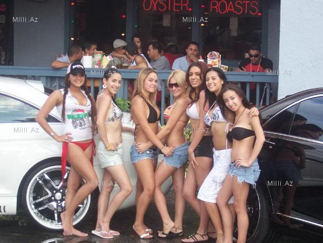 Soyunub maşın yuyan xanımlar - FOTO