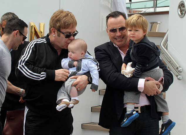 Elton Con əri və uşaqları ilə istirahətdə - FOTO