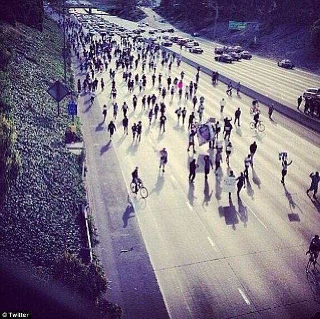 Amerika faciəsi: polis onu güllələdi, ölkəni lərzəyə gətirdi - FOTO
