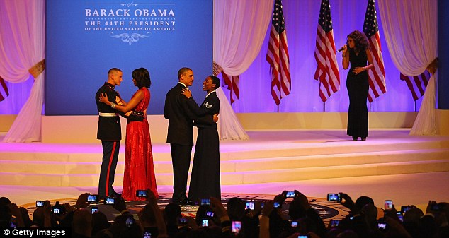 Barak Obama arvadını təriflədi: "Onun sayəsində əsl kişi oluram" - VİDEO - FOTO