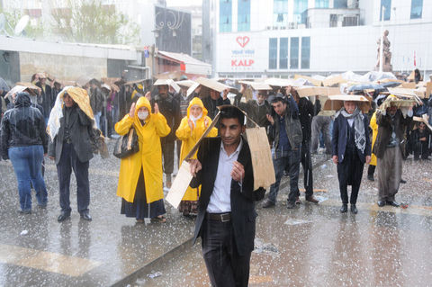 Polis millət vəkilini yerlə sürüdü – FOTO