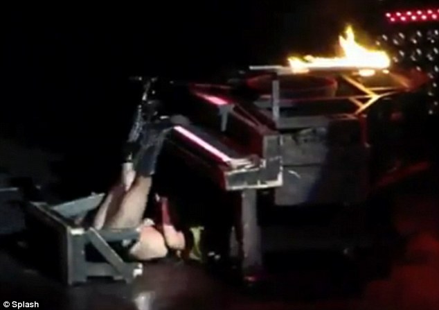 Ledi Qaqa pianonun üstündən yerə yıxıldı – VİDEO - FOTO