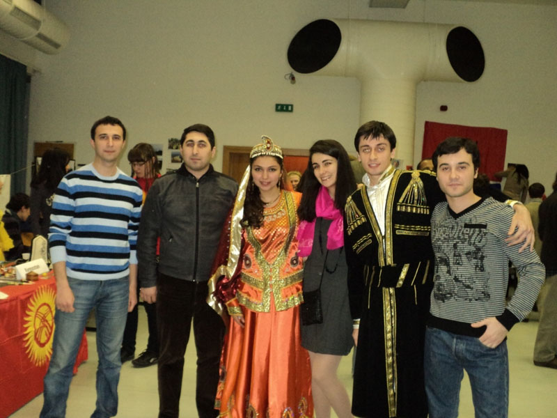 Budapeştdə tələbələrə bozbaş qonaqlığı verilib - FOTO