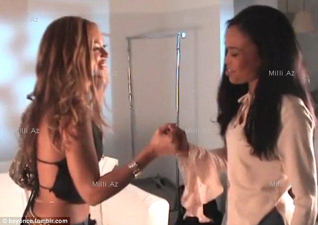 Məşhur müğənni: "Buraya gəlin, buraya!" - FOTO