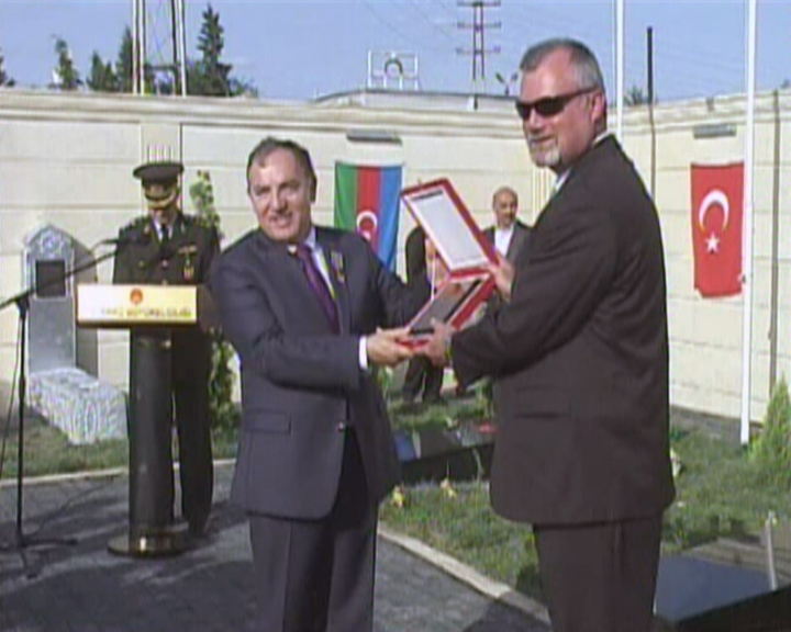 Salyanda türk əsgərinin şərəfinə abidə açılıb - FOTO