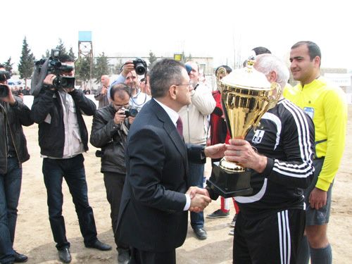Məhkumlar “Neftçi”nin veteranlarına məğlub oldular – FOTO