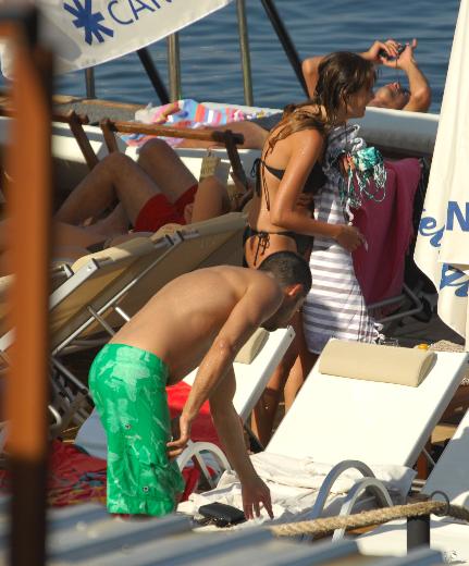 Gənc türk müğənni çimərlikdə: "Bir öpüş ver" - FOTOSESSİYA