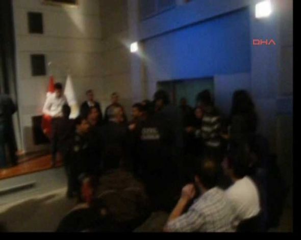 Tələbələr tanınmış iş adamını yumurtaya basdı – VİDEO-FOTO