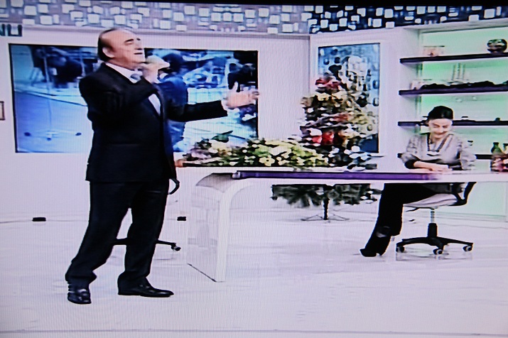 Azərbaycanlı müğənni canlı yayımda ağladı - FOTO