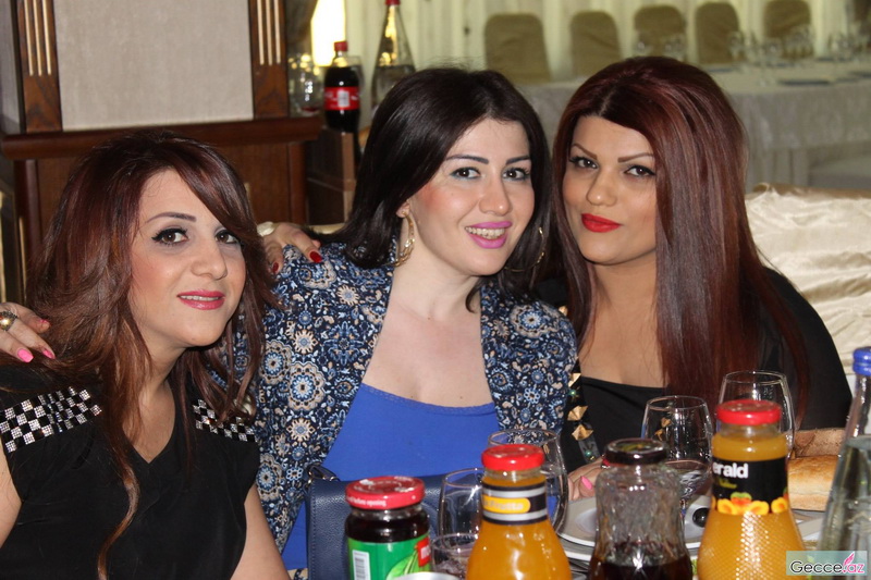 Ad günündə hönkür-hönkür ağlayan müğənniyə brilyant bağışladılar - FOTOSESSİYA