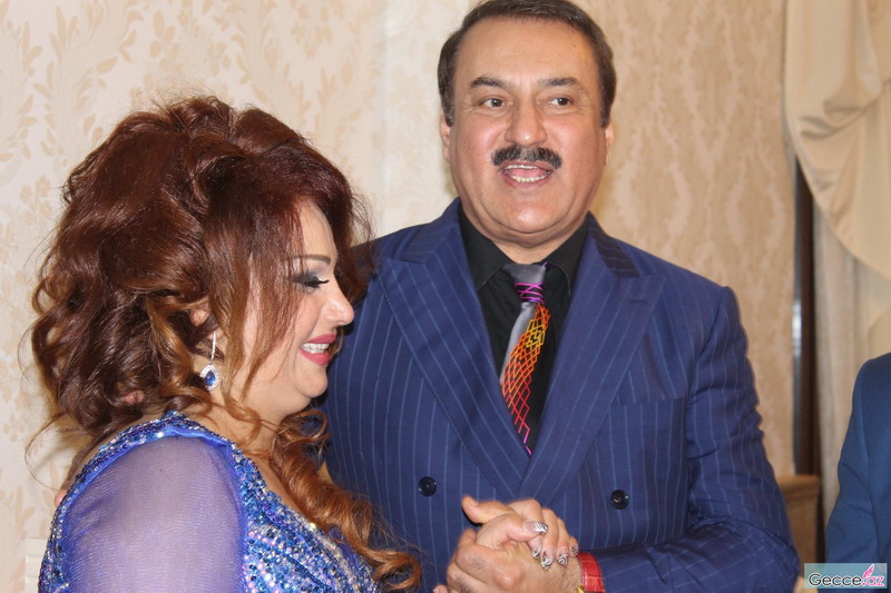 Ad günündə hönkür-hönkür ağlayan müğənniyə brilyant bağışladılar - FOTOSESSİYA