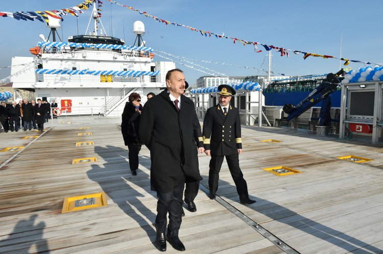 Prezident İlham Əliyev və xanımı Mehriban Əliyeva Müslüm Maqomayevin adını daşıyan gəminin istismara verilməsi mərasimində iştirak ediblər - YENİLƏNİB - FOTO