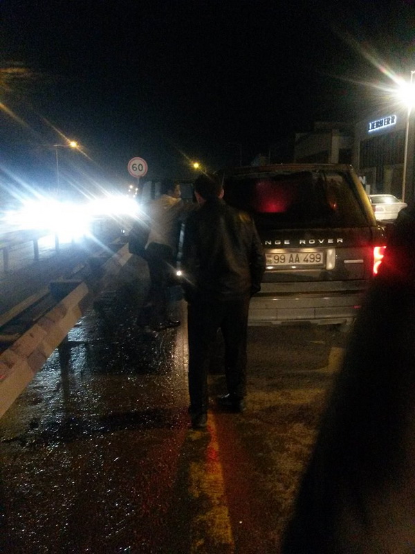 Sürücünü arvadının yanında yumruqladı, Bakı-Sumqayıt yolunu bağladı, sonra da çıxıb getdi... - FOTO