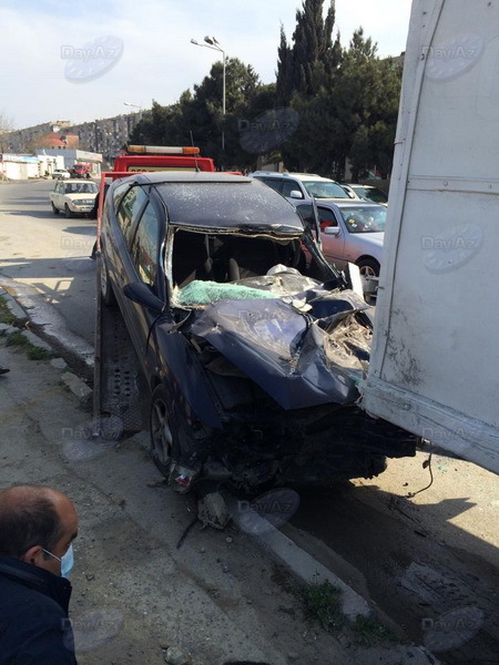 Bakıda "Opel" dəfn xidmətinin maşınına çırpıldı - FOTO
