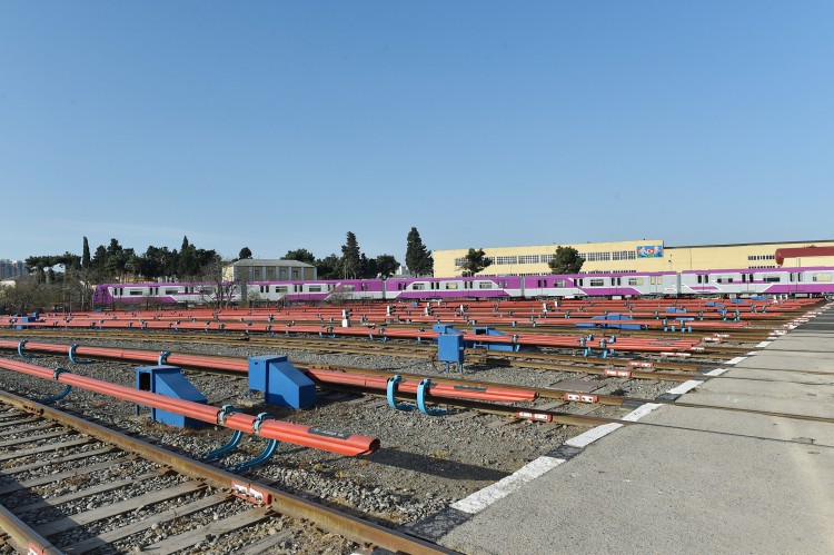 Prezident İlham Əliyev paytaxta gətirilən yeni metro qatarlarında yaradılan şəraitlə tanış oldu - FOTO
