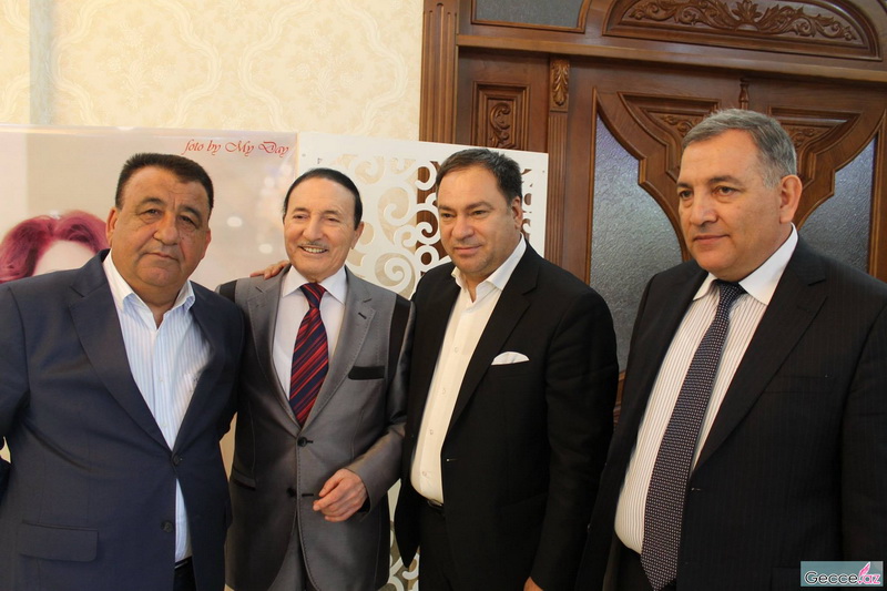 Ad günündə hönkür-hönkür ağlayan müğənniyə brilyant bağışladılar - FOTOSESSİYA