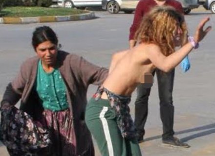 Qadın soyunub yol polisinə etiraz etdi - FOTO