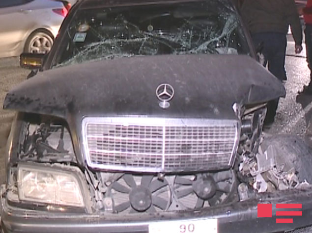 "KamAZ" "Mercedes"i əzdi, sonra evə girdi - FOTO