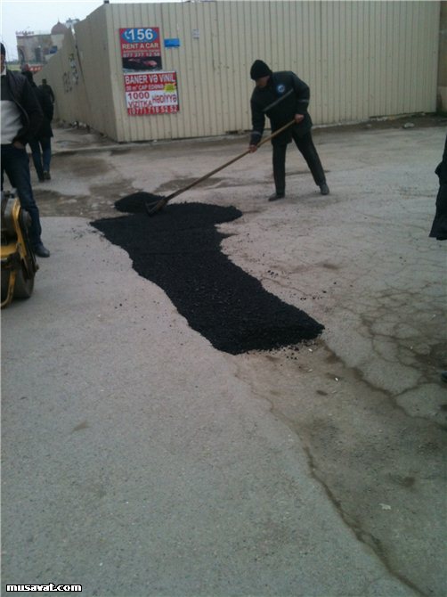 Bakıda ticarət mərkəzi sökülür - FOTO
