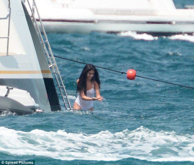 Selena Qomes lüks yaxtada - FOTOSESSİYA