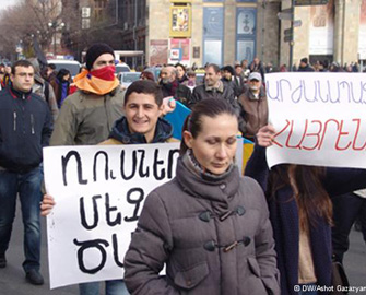 Əsgər analarının aksiyası Ermənistanı silkələdi - FOTO