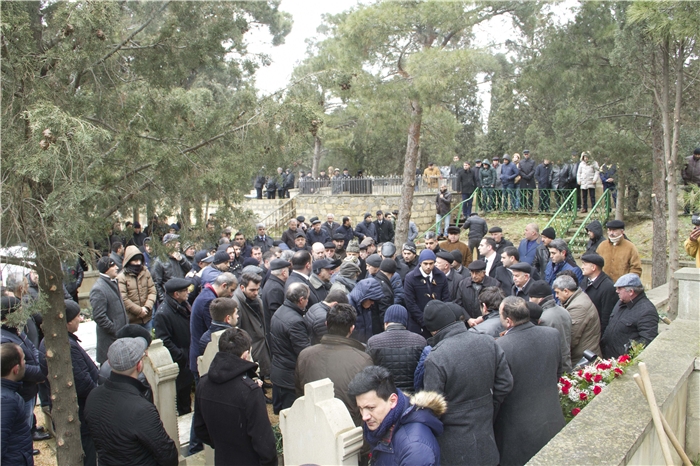 Çingiz Mustafayevin anası son mənzilə yola salındı - FOTO