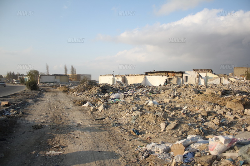 Bakıda böyük prospektin ətrafı sökülür - FOTO
