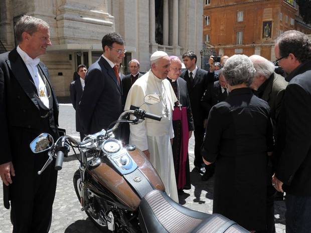 Roma papası Harli Devidson motosikletini satır - FOTO