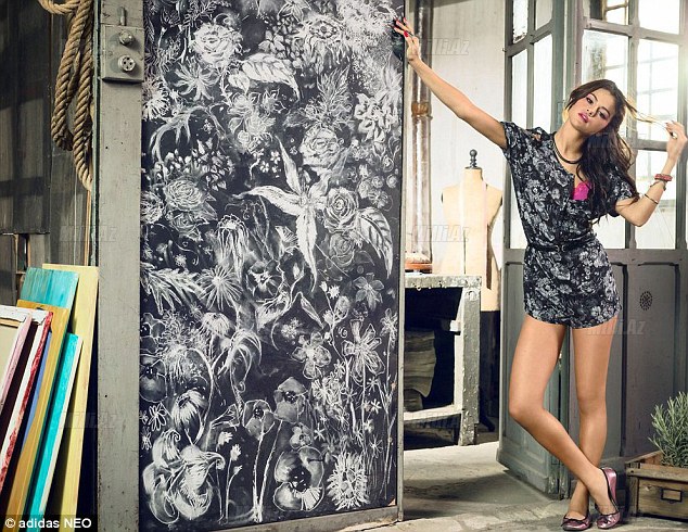 Selena Qomes modelyerliyə başladı - FOTO