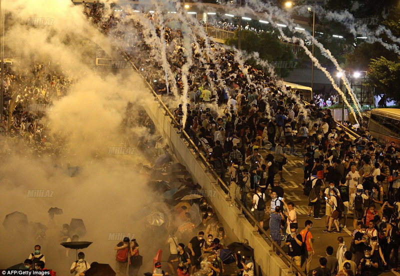 Göz yaşları, zəhərli qaz, dəyənək və polis təpikləri - FOTO