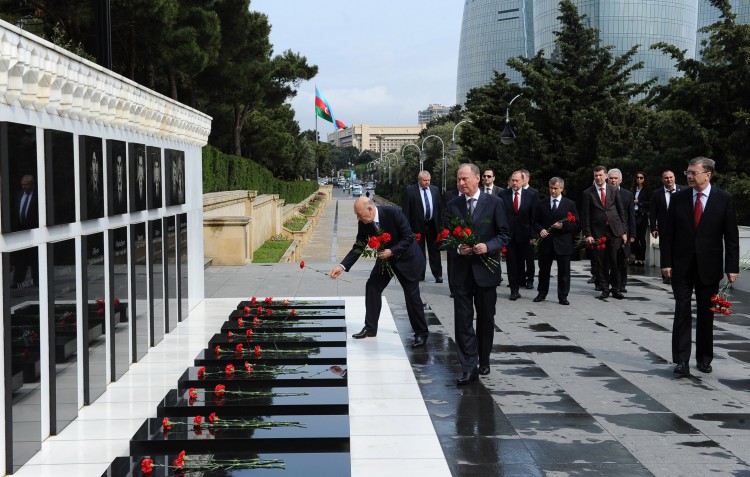 Nikolay Patruşev Fəxri və Şəhidlər xiyabanlarını ziyarət edib - FOTO