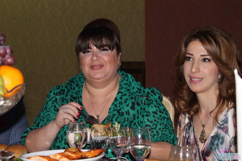 Ad günündə hönkür-hönkür ağlayan müğənniyə brilyant bağışladılar - FOTOSESSİYA