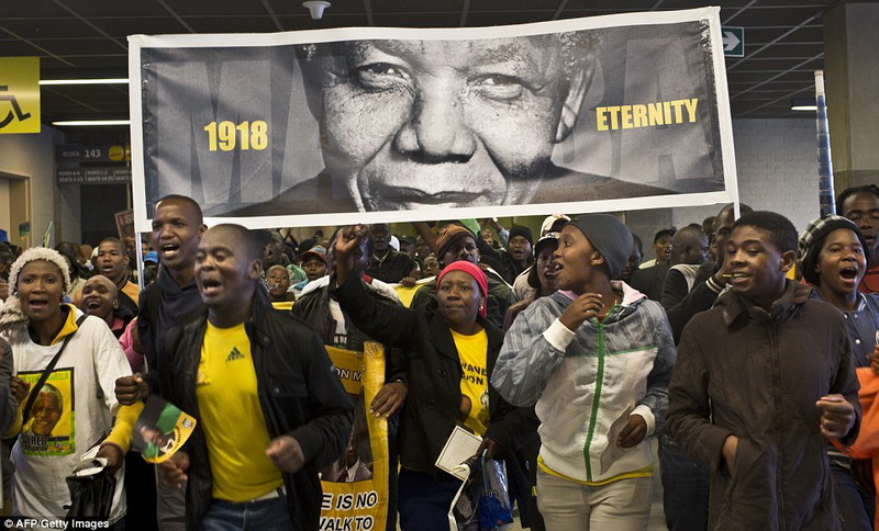 Dünya Nelson Mandela ilə vidalaşır - YENİLƏNİB - FOTO