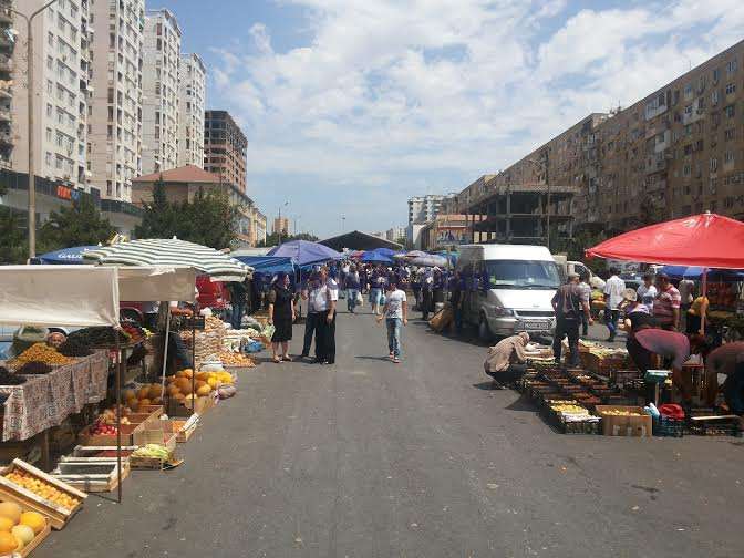 Bakı sakinlərinin yarmarka dərdi: "Satıcılar bizə hədə-qorxu gəlirlər" - FOTO