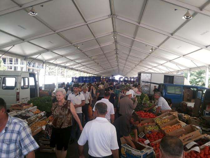 Bakı sakinlərinin yarmarka dərdi: "Satıcılar bizə hədə-qorxu gəlirlər" - FOTO