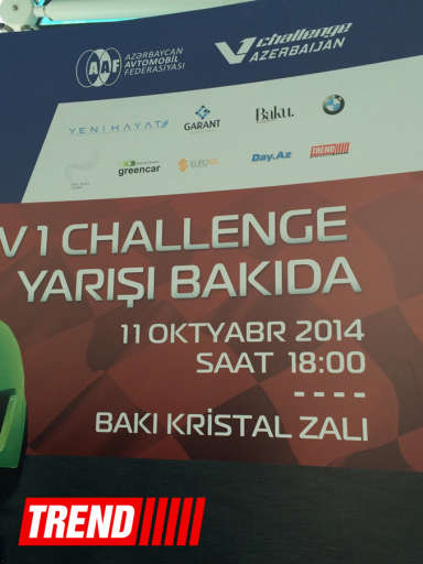 "V1 Challenge Azerbaijan" yarışında iştirak edəcək avtomobillərdən biri Park Bulvarda nümayiş etdirilir - FOTO