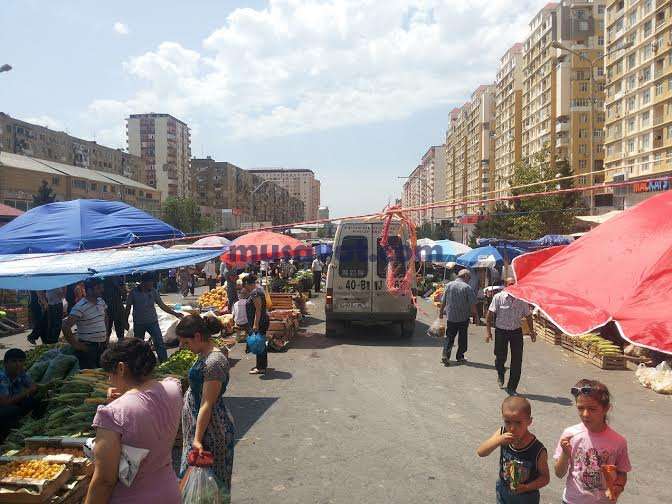 Bakı sakinlərinin yarmarka dərdi: "Satıcılar bizə hədə-qorxu gəlirlər" - FOTO